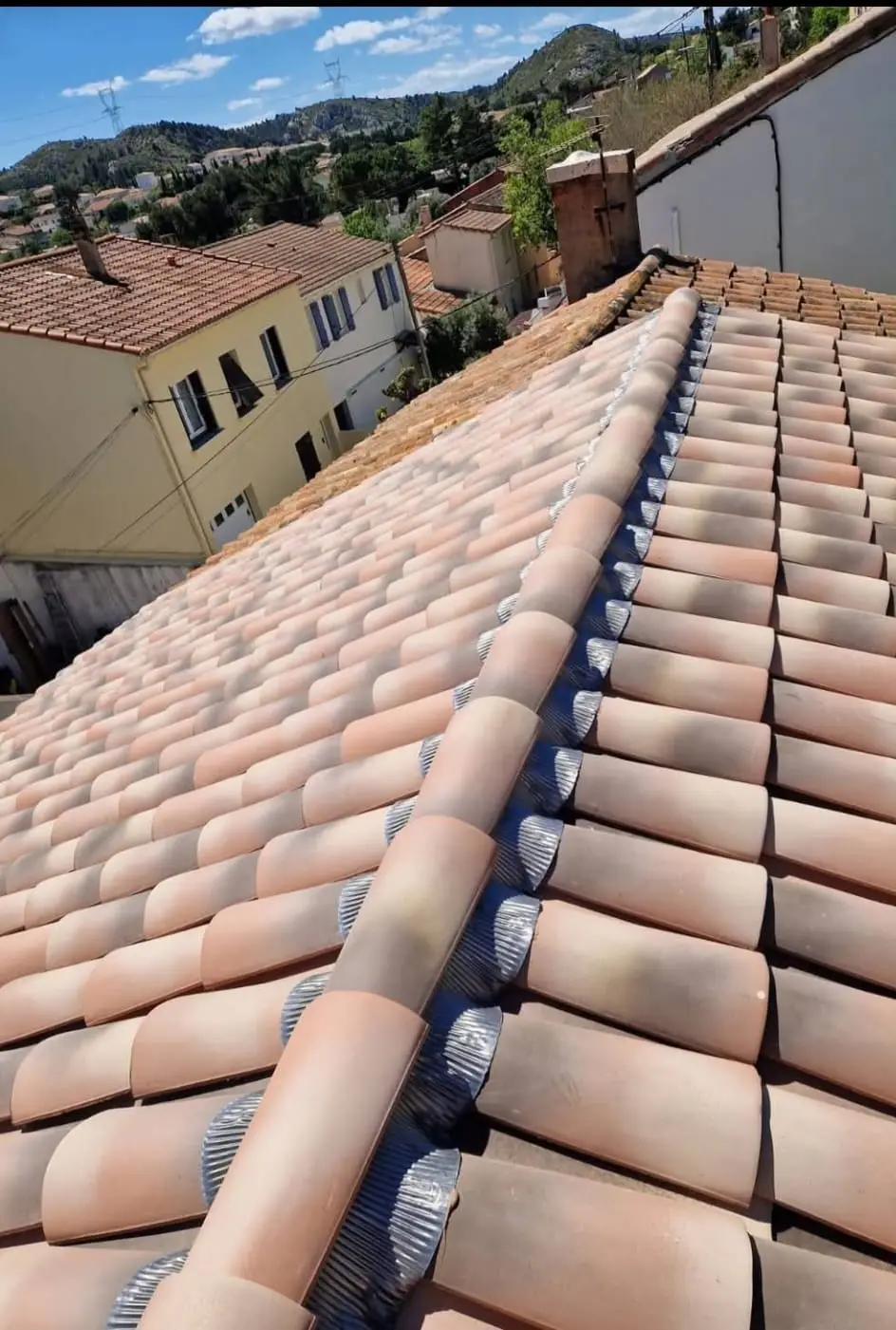 Couverture en tuile canal neuve terminée, faîtage ventilé — HH Couverture