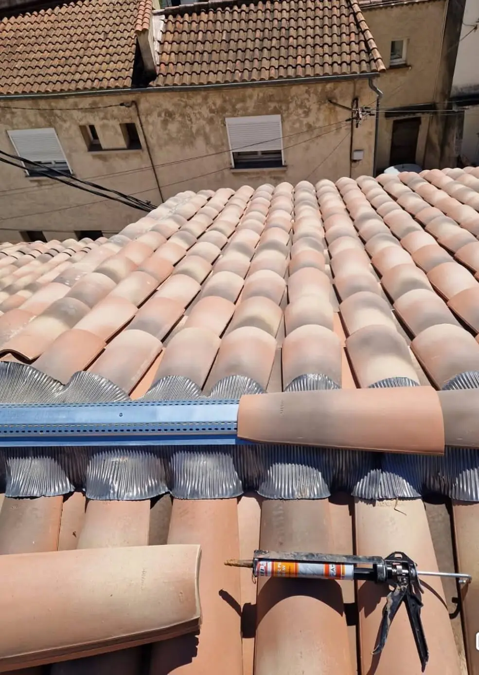 Faîtage ventilé à closoirs métalliques sur une couverture en tuile canal — HH Couverture
