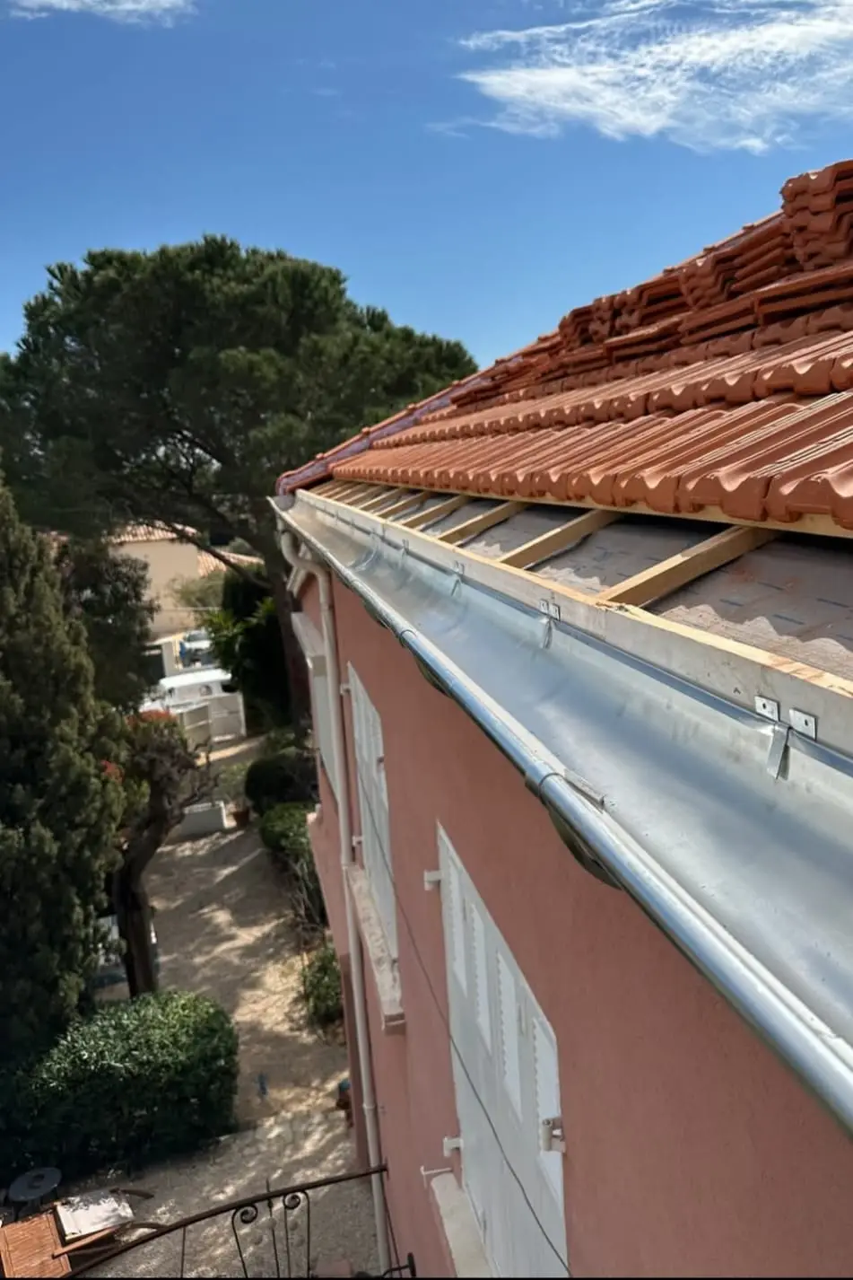 Gouttière zinc, liteaunage neuf et écran sous-toiture en cours de pose — H&H Couverture