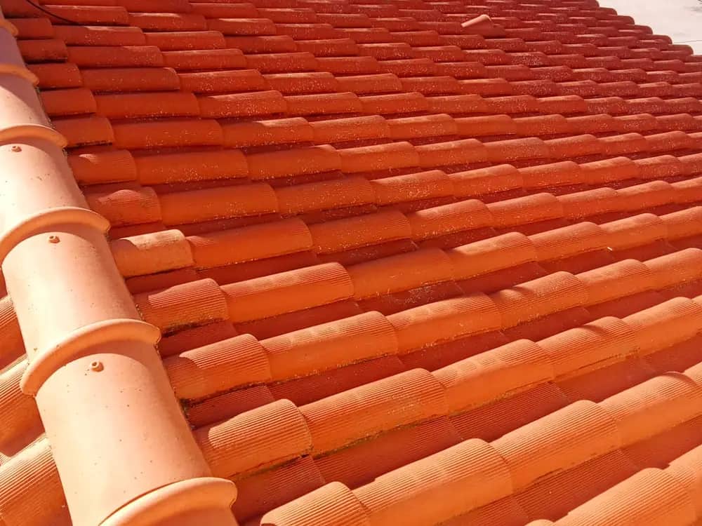 Versant entièrement recouvert en tuile canal neuve, faîtage scellé et tuiles de ventilation en place